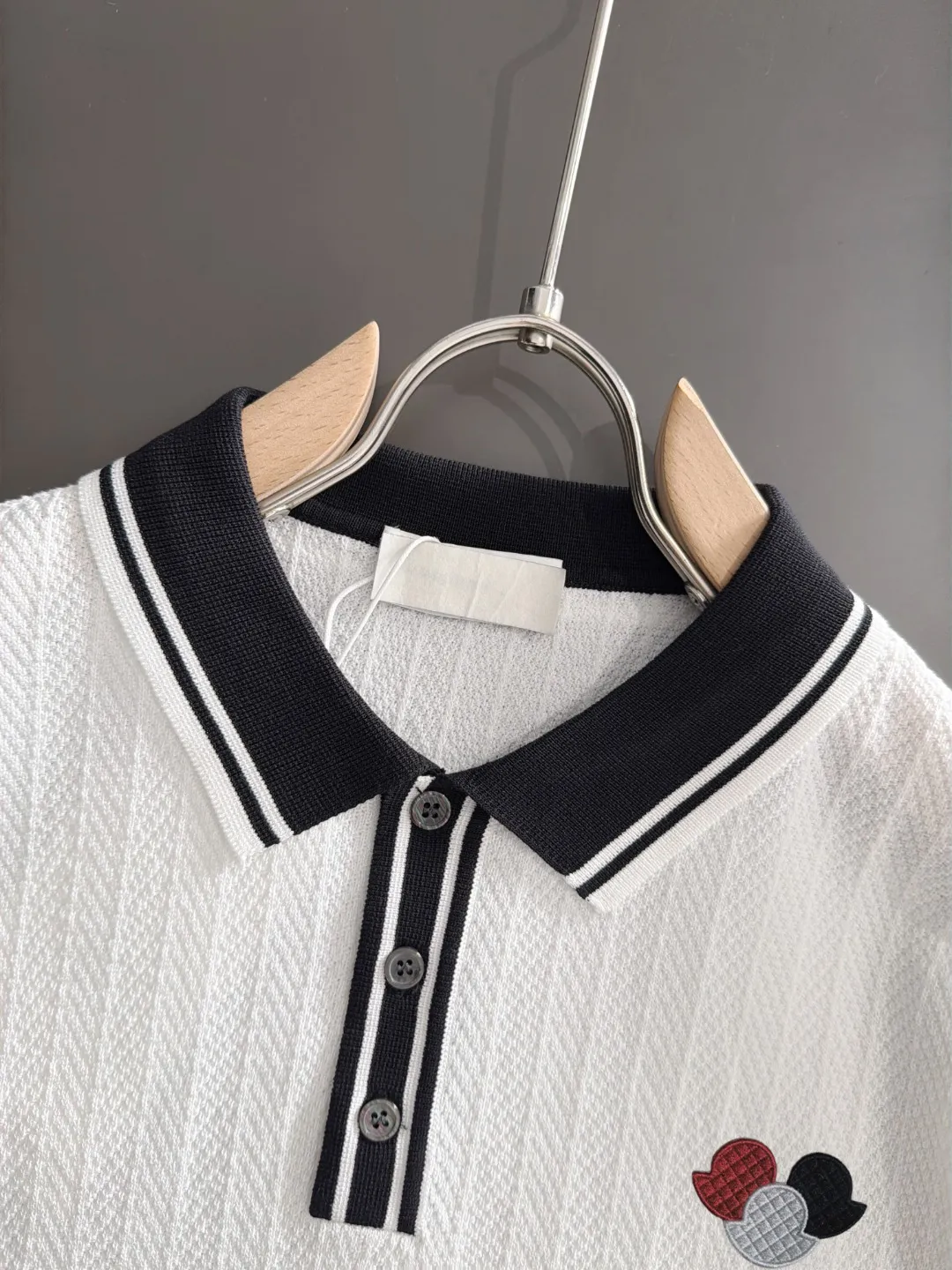 Next day shipping P165 Mouth-mounted High Quality 2026 Summer New Arrival Men's Short Sleeve T-shirt Made of combed cotton yarn knitted cotton fabric, pure cotton high-weight special yarn, it feels full of weight when weighed, and the upper body is more textured than ordinary T-shirts. This texture can cope with the weather easily and is suitable for both hot and cold! The pattern on the chest adopts three-dimensional embroidery technology, and is perfectly produced stitch by stitch with reference to the original version! Loose fit design, looks noble. Size: M to XXXL